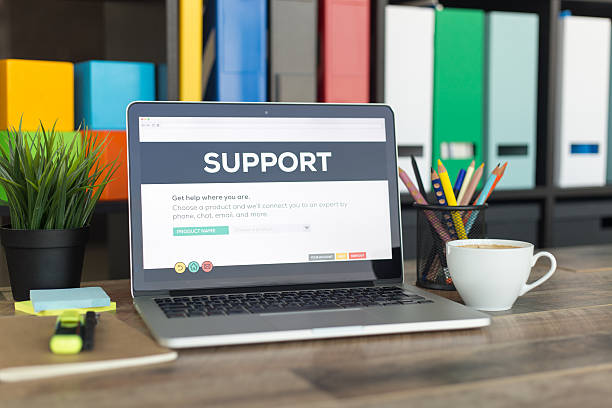 پشتیبانی سایت هومیوپاتی روی صفحه لپتاپ: تضمین پایداری وبسایت سلامت با وردپرس پزشکی 2026