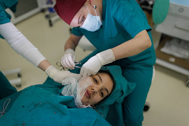 سئو تخصصی پزشکی و برندینگ دیجیتال برای کلینیکهای جراحی دهان، فک و صورت در شیراز: جراح در حال انجام جراحی و اهمیت برندینگ دیجیتال پزشکی