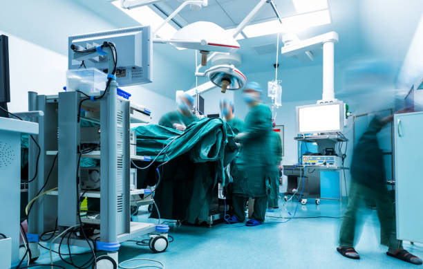 برندینگ دیجیتال پزشکی و سئو تخصصی برای بیمارستانهای فوق تخصصی کودکان در اهواز: ارتقاء وبسایت سلامت و جذب اعتماد خانوادهها - جراحان در اتاق عمل بیمارستان