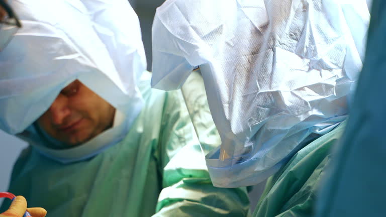 متخصصان جراحی با لباس محافظ در حال انجام عمل جراحی - مدیریت هوشمند کلینیک و نوآوری پزشکی