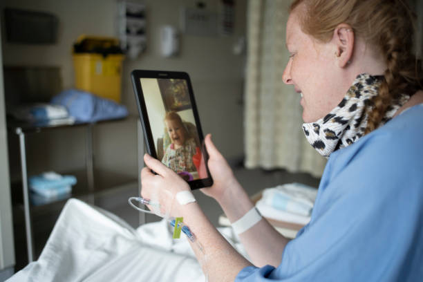 تصویر بیمار در حال استفاده از تبلت برای مشاهده نتایج آزمایش - تجربه کاربری بیماران و آزمایشگاه تشخیص طبی آنلاین