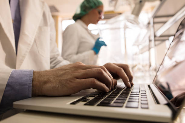 سیستم مدیریت آزمایشگاه و CRM آزمایشگاه پاتوبیولوژی - بهینهسازی سئو پزشکی تخصصی