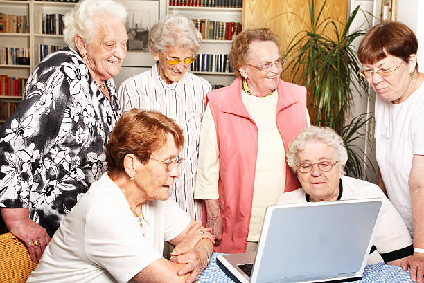 سالمند در حال استفاده از تبلت، اهمیت بهینهسازی تجربه کاربری بیماران در طراحی سایت پزشکی مراکز سالمندان