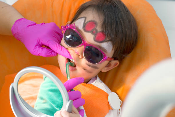 طراحی سایت پزشکی برای دندانپزشکی کودکان در تهران: وبسایت سلامت اعتمادساز و کاربرپسند ۲۰۲۶ - کودک در مطب دندانپزشکی با عینک آفتابی