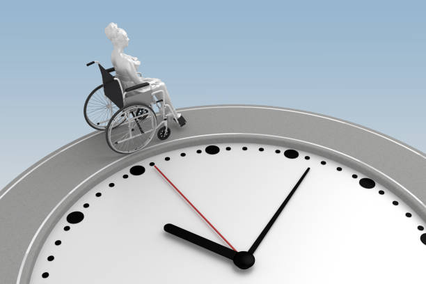 طراحی پرتال نوبتدهی آنلاین برای مراکز توانبخشی عصبی در اراک: ارتقای UX بیماران با سئو تخصصی پزشکی 2026 - بیمار ویلچری در حال تماشای موبایل