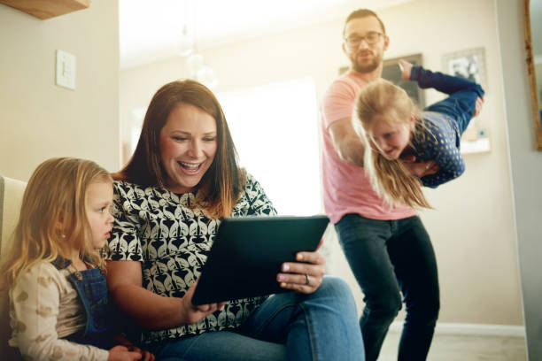 طراحی UX بیماران و وبسایت سلامت تعاملی برای دندانپزشکی کودکان در شیراز: ارتقای تجربه دیجیتال خانوادهها - خانواده در حال تعامل با تکنولوژی، نشاندهنده ارتقای تجربه دیجیتال خانواده