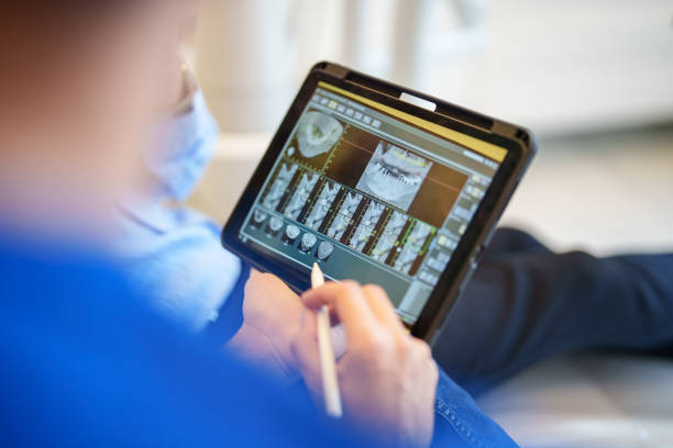 یکپارچهسازی CRM پزشکی و طراحی پرتال نوبتدهی آنلاین برای کلینیکهای تخصصی دندانپزشکی در مشهد: بهینهسازی مدیریت و تجربه بیمار - پرونده الکترونیک بیمار