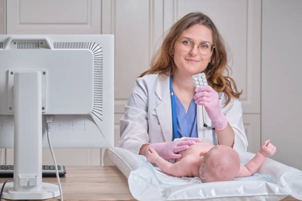 پزشک در حال تجویز دارو برای نوزاد – بازاریابی دیجیتال پزشکان و وبسایت سلامت ۲۰۲۶