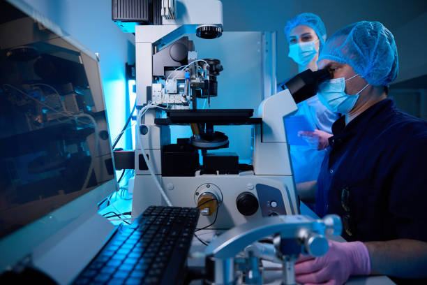 سایت فوق تخصص غدد: تصویر دو متخصص پزشکی در حال کار با تجهیزات پیشرفته آزمایشگاهی