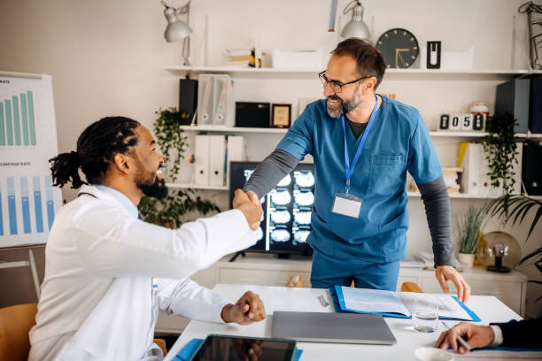 استفاده از CRM پزشکی برای بهبود تجربه بیمار و همکاری تیمی در مدیریت مطب فوق تخصص غدد