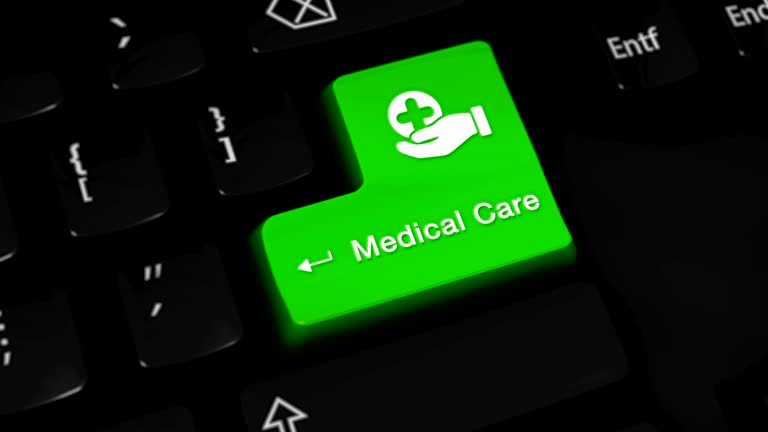 دکمه مراقبت پزشکی روی صفحه کلید کامپیوتر با حرکت چرخشی - نگهداری سایتهای درمانی و پشتیبانی فنی