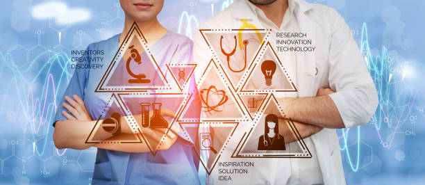 پزشک در آزمایشگاه در حال تحقیق و توسعه پزشکی، نمادی از پیشرفت فناوری و مدیریت هوشمند کلینیک