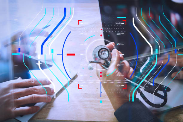 مفهوم تیم و شبکه فناوری پزشکی با پزشک در حال کار با تلفن هوشمند، تبلت دیجیتال مدرن و کلینیک هومیوپاتی در قزوین: ارتقاء تجربه دیجیتال و جذب مراجعین