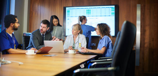 تیم پزشکی در یک جلسه مهم درمانی – مدیریت بیمارستان فوق تخصصی و سیستمهای سلامت دیجیتال