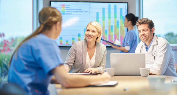 تصویر پزشک در حال مدیریت دادههای بیمار، مربوط به CRM مراکز درمانی و مدیریت کلینیک