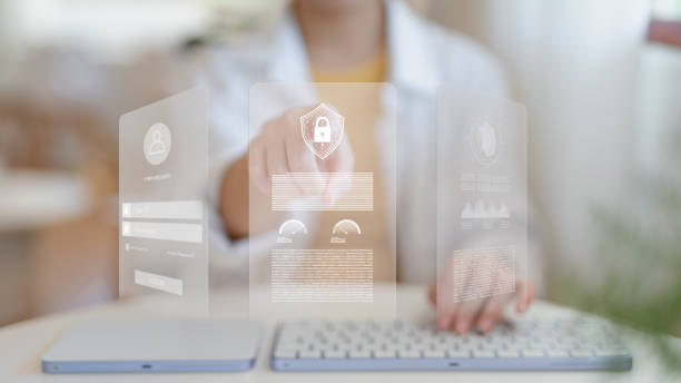 امنیت دیجیتال و حفظ حریم خصوصی در طراحی سایت پزشکی - تصویر دستانی که در حال کار با کیبورد هستند و نمادی از امنیت سایبری، که برای اعتماد دیجیتال در پزشکی حیاتی است.