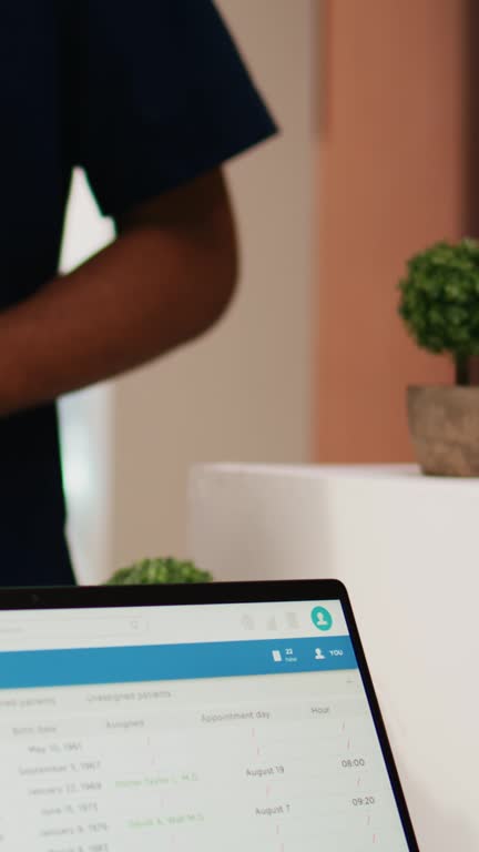 ورود بیمار به کلینیک با کلید هوشمند و تجربه خدمات پزشکی مدرن و نوبتدهی آنلاین پزشکی