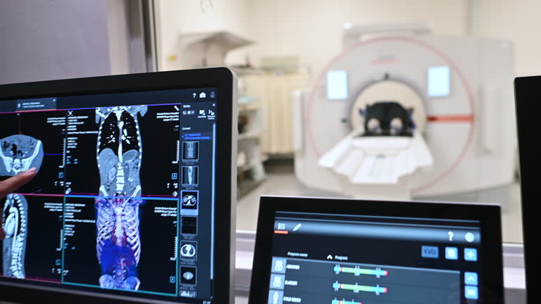 ارتقاء UX بیماران و نوبتدهی آنلاین برای مراکز تصویربرداری پزشکی در مشهد: اتاق عمل اسکرینینگ با اسکنر و تصویربرداری بیمار روی مانیتورها، آینده مراکز تصویربرداری پزشکی