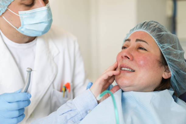 سئو تخصصی پزشکی برای کلینیک دندانپزشکی زیبایی: زنی در حال معاینه دندانپزشکی