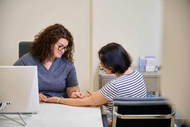 پیادهسازی CRM پزشکی و نرمافزارهای مدیریت در کلینیک ترک اعتیاد کرمانشاه: مدیریت بهینه فرایندهای درمانی و بهبود تجربه مراجعین کلینیک