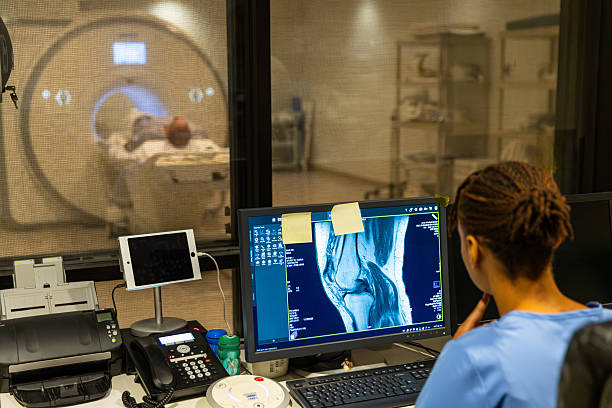 رادیولوژیست در حال مشاهده نتایج امآرآی - مراکز تصویربرداری پزشکی، طراحی پرتال نوبتدهی آنلاین