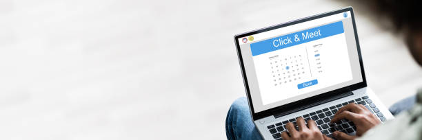 مرد جوان در حال استفاده از لپتاپ برای نوبتدهی آنلاین در قم - طراحی پرتال نوبتدهی آنلاین، بهبود تجربه کاربری بیماران