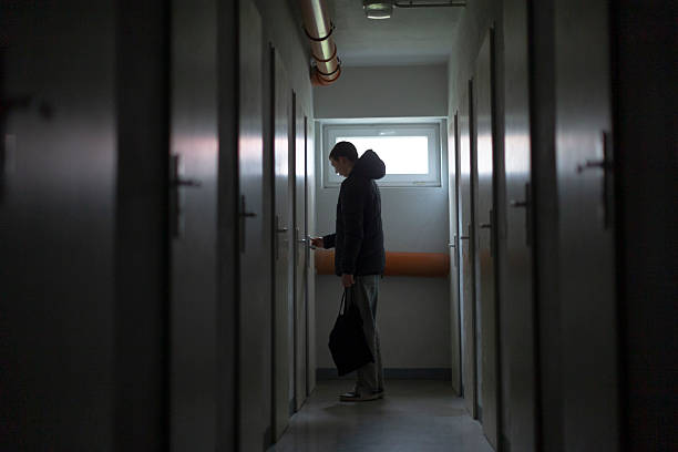 فردی در حالت تفکر کنار پنجره - پشتیبانی سایت کلینیک و سایت مراکز ترک اعتیاد