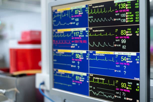 مانیتورینگ EKG و فشار خون بیمار در بخش مراقبتهای ویژه در بیمارستان فوق تخصصی قلب - بهینه سازی خدمات درمانی و سیستم اطلاعات بیمارستانی 2026