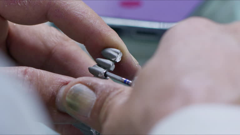 مطالعات ایمپلنت دندان و پرسلن زیرکونیوم در آزمایشگاه دندانپزشکی برای سئو تخصصی پزشکی