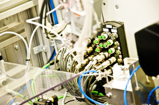 تجهیزات و سنسورهای اندازهگیری الکترونیکی در آزمایشگاه، نمادی از دقت و اتوماسیون در آزمایشگاههای تخصصی - نرمافزار مدیریت آزمایشگاه، اتوماسیون آزمایشگاهی