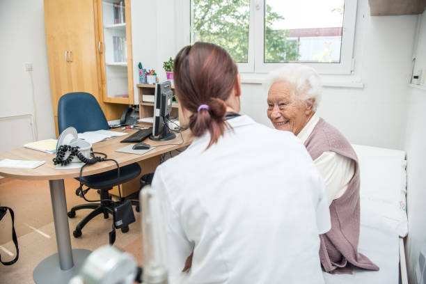 سئو تخصصی پزشکی و مشاوره دیجیتال مارکتینگ سلامت برای مراکز سالمندان در تهران: جذب هدفمند خانوادهها و بیماران - مشاوره سئو درمانی