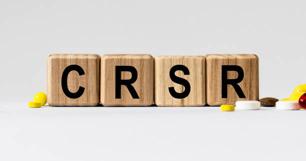 توسعه وب و CRM پزشکی برای کلینیکهای ترک اعتیاد در شیراز: مکعبهایی با کلمه CRSR، نماد مفاهیم مراقبت و بهینهسازی سیستمهای پزشکی