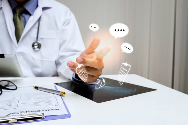 پزشک در حال مشورت با بیمار در کلینیک فیزیوتراپی مشهد - طراحی سایت پزشکی و برندینگ