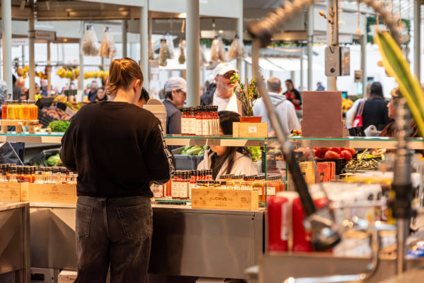 فروشیاب: بازار عمده فروشان و خرده فروشان، قیمت رقابتی، آگهی تجاری