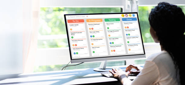CRM پزشکی برای مراکز توانبخشی عصبی مشهد: بهینه‌سازی نوبت‌دهی آنلاین و UX بیماران - زن مدیر اجرایی در حال بررسی داده ها