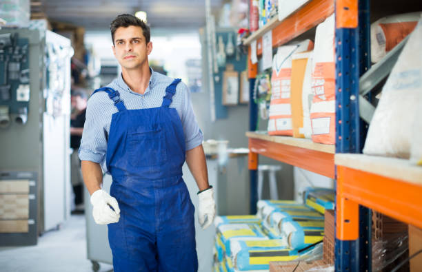 مصالح ساختمانی عمده: پرتره مرد یونیفرم‌پوش در محل کار آپارتمان در فروش‌یاب برای آگهی تجاری