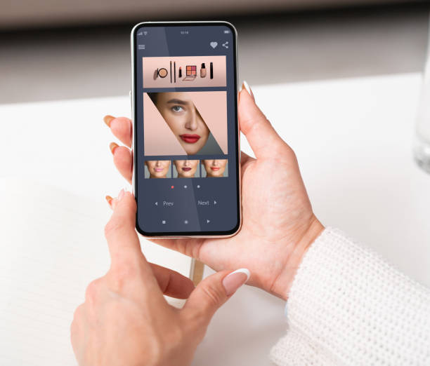استراتژی سئو و محتوا برای کلینیک زیبایی در تبریز: زن در حال امتحان رژ لبهای مختلف با اپلیکیشن واقعیت افزوده زیبایی، سئو کلینیک زیبایی تبریز، پینوسایت