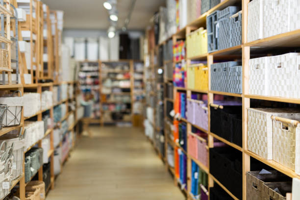 فروشیاب: خرید عمده لوازم بهداشتی و جعبههای پارچه روی قفسههای فروشگاه