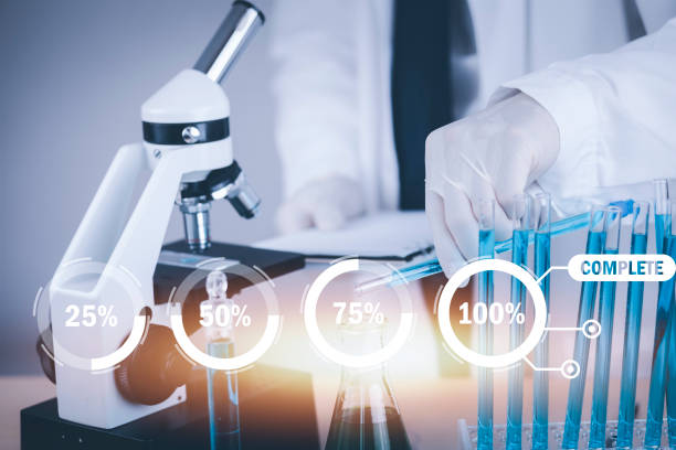 دانشمند در حال تحقیق، مدیریت بیماران آزمایشگاهی با ابزارهای دیجیتال و نوبتدهی آنلاین