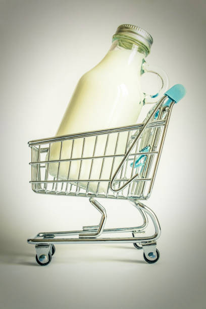 سبد خرید با بطری‌های شیر شیشه‌ای، نمادی از خرید و فروش عمده و آگهی تجاری محصولات لبنی با کیفیت در فروش‌یاب
