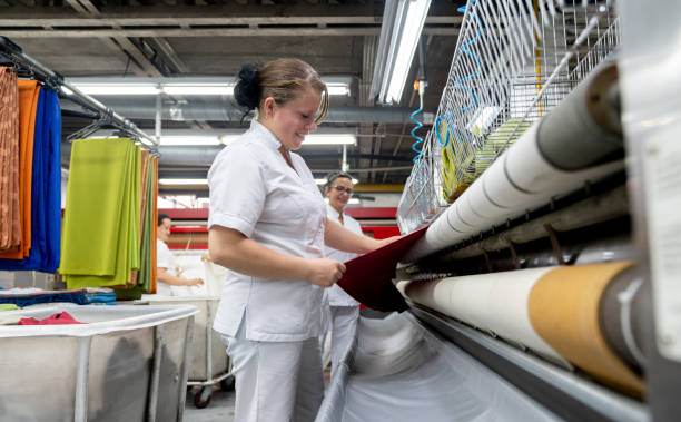 کارگران مشغول تولید پارچه | فروش‌یاب، خرید و فروش عمده، آگهی تجاری