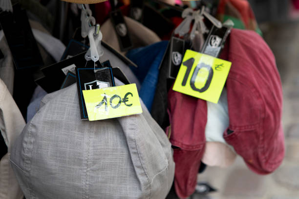 خرید عمده پوشاک و پارچه از تولیدی | بهترین قیمت در فروشیاب - کلاههای عمده برای فروش در یک فروشگاه، نمادی از تنوع آگهیهای عمده فروشی در فروشیاب