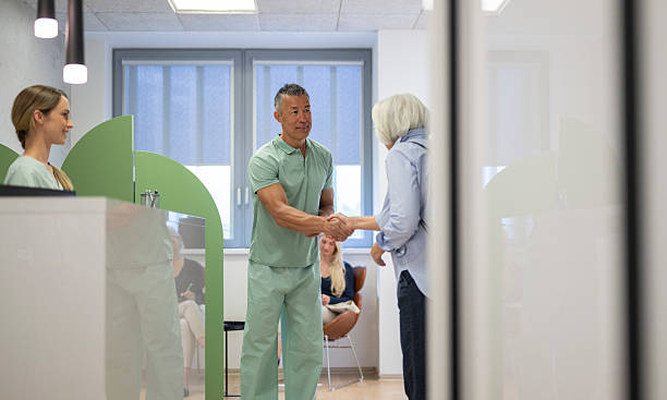 تجربه بیمار فیزیوتراپی، بهبود UX کلینیک، برندینگ دیجیتال فیزیوتراپی مشهد