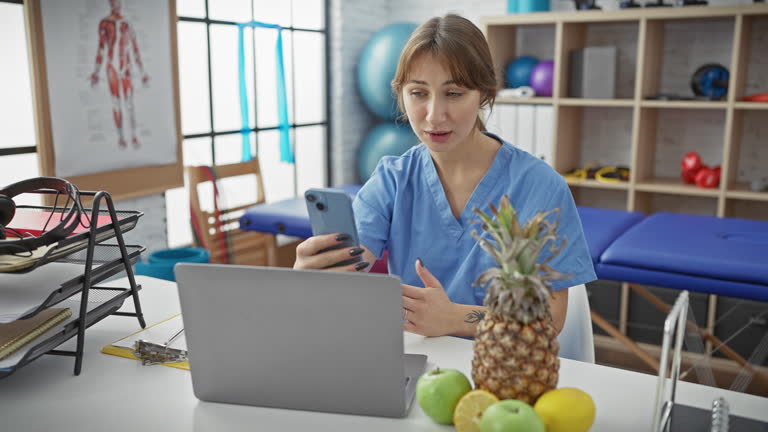 فیزیوتراپ در حال استفاده از سیستم نوبتدهی آنلاین برای کلینیکهای فیزیوتراپی مشهد - بهبود دسترسی و رضایت بیماران