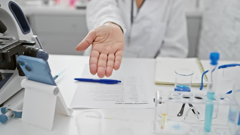 برندینگ دیجیتال و افزایش دسترسی به خدمات آزمایشگاههای پاتوبیولوژی در شیراز - دانشمند زن با لبخند - استراتژی دیجیتال مارکتینگ آزمایشگاه