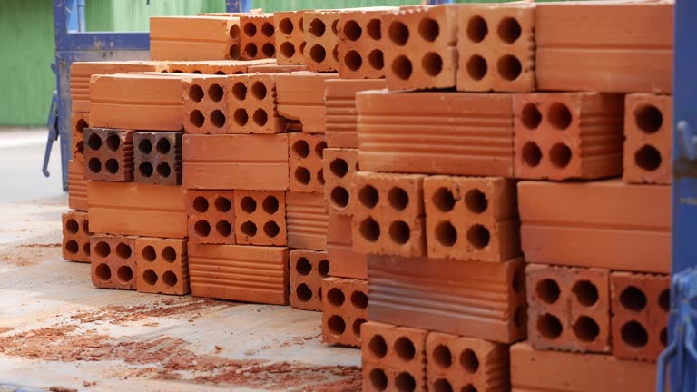 خرید عمده مصالح ساختمانی و آهنآلات با بهترین قیمت در فروشیاب - بارگیری آجر، خرید عمده مصالح ساختمانی، فروشیاب