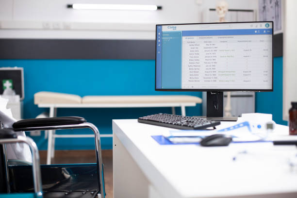 طراحی پرتال نوبتدهی آنلاین و CRM پزشکی برای مراکز رادیولوژی و پزشکی هستهای در تبریز: بهینهسازی نرمافزارهای مدیریت بیمارستان ۲۰۲۶ - صفحه نمایش سیستم مدیریت بیمارستان با سوابق پزشکی