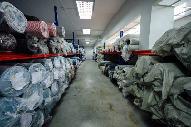 خرید عمده پوشاک و پارچه از تولیدی | بهترین قیمت در فروشیاب - انبوهی از پارچههای جین، نمادی از تنوع و کیفیت برای تهیه پارچه عمده در فروشیاب