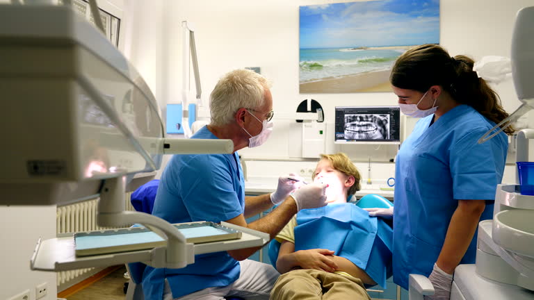 سئو دندانپزشکی زیبایی در شیراز: افزایش رزرو آنلاین و اعتمادسازی برای مطب شما - دندانپزشک و دستیارش در حال معاینه کودک بیمار در شیراز