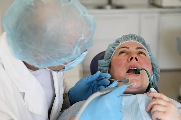 طراحی سایت دندانپزشکی زیبایی در مشهد – نمایش دندانپزشکی که در حال انجام درمان زیبایی برای بیمار است – راهکار نوین برای افزایش رزرو و جذب بیماران جدید